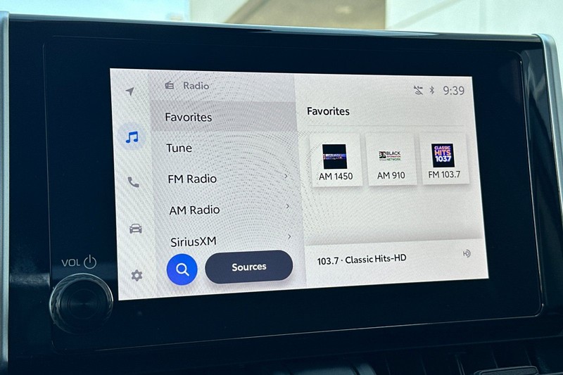Toyota RAV4 Vehicle Full-screen Gallery Image 18