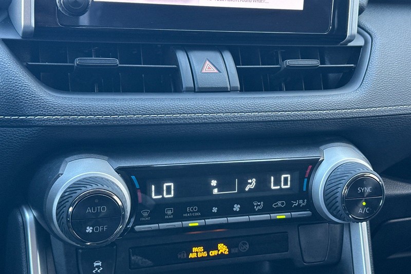 Toyota RAV4 Vehicle Full-screen Gallery Image 21