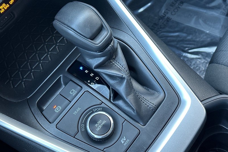 Toyota RAV4 Vehicle Full-screen Gallery Image 22