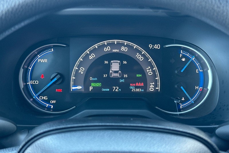 Toyota RAV4 Vehicle Full-screen Gallery Image 25