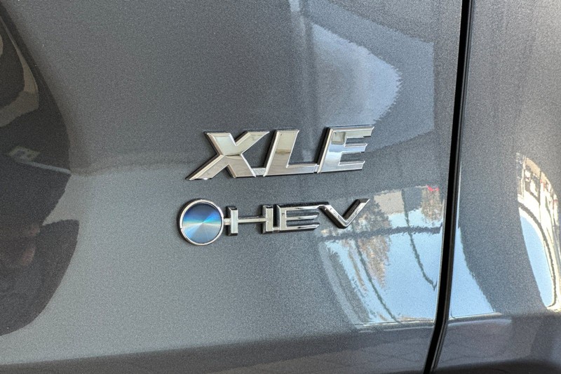 Toyota RAV4 Vehicle Full-screen Gallery Image 28