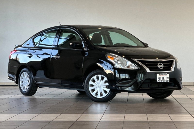 Nissan Versa Sedan Vehicle Full-screen Gallery Image 02