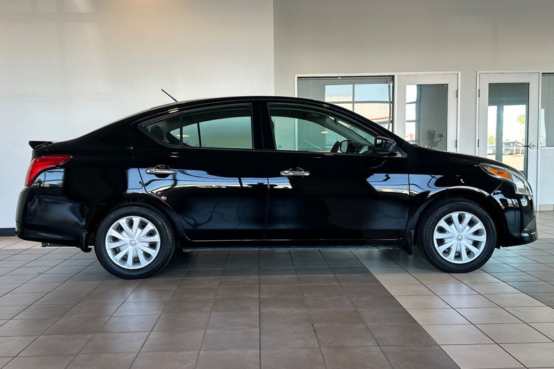 Nissan Versa Sedan Vehicle Full-screen Gallery Image 03
