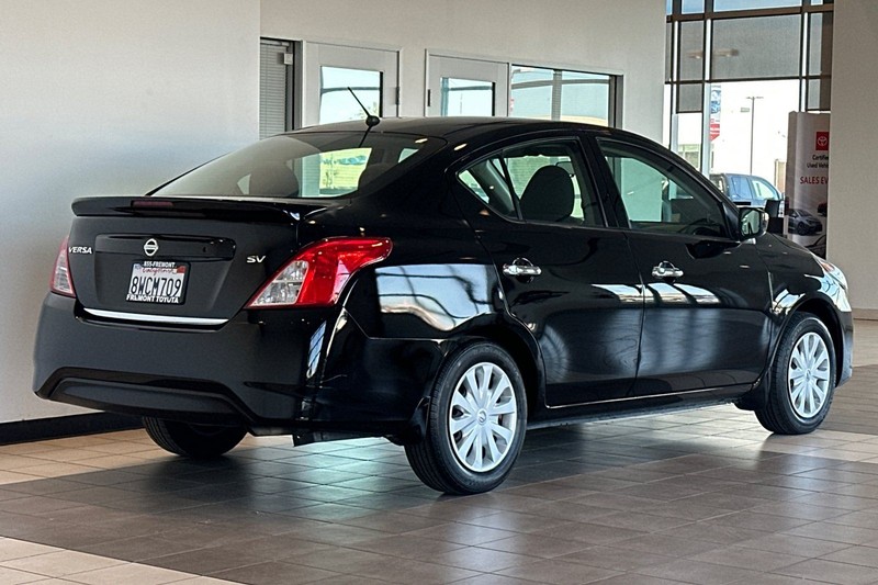 Nissan Versa Sedan Vehicle Full-screen Gallery Image 04