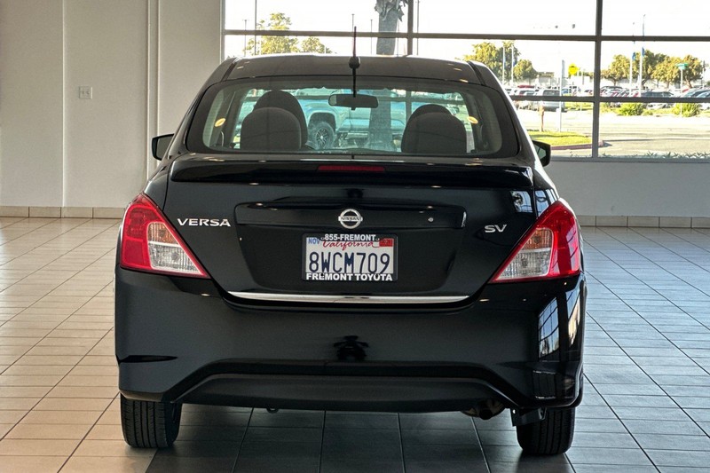 Nissan Versa Sedan Vehicle Full-screen Gallery Image 05