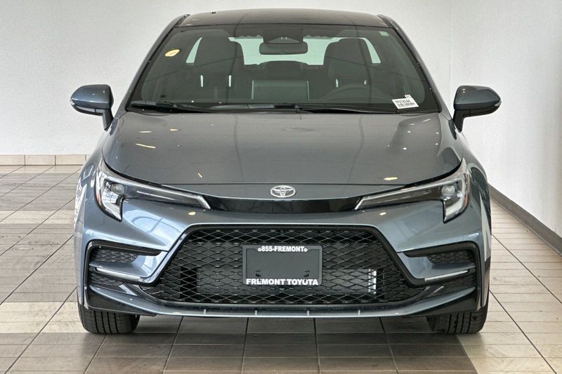 Toyota Corolla Vehicle Full-screen Gallery Image 03