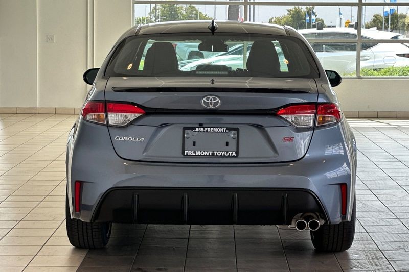 Toyota Corolla Vehicle Full-screen Gallery Image 06