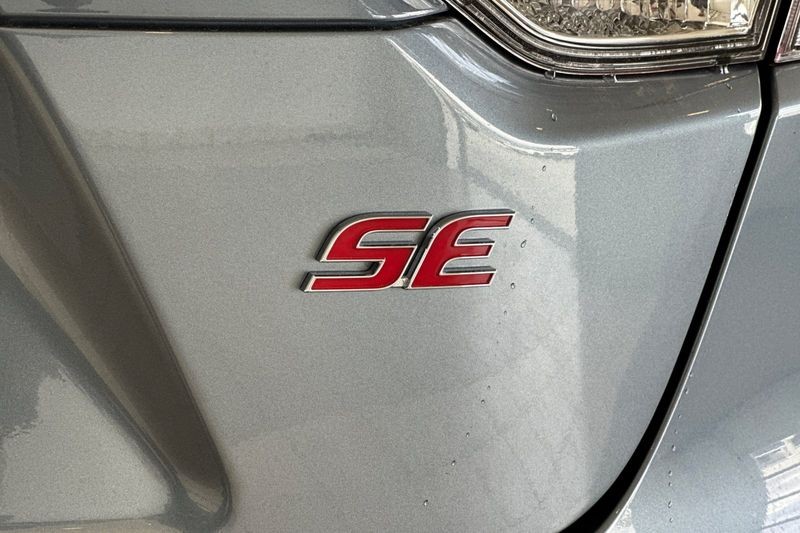 Toyota Corolla Vehicle Full-screen Gallery Image 07