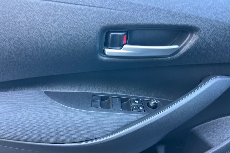 Toyota Corolla Vehicle Full-screen Gallery Image 09