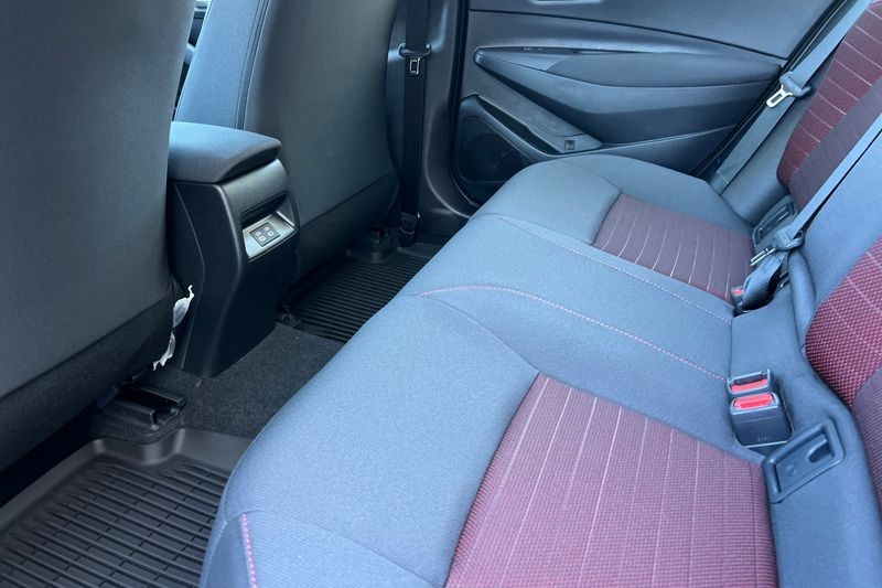 Toyota Corolla Vehicle Full-screen Gallery Image 10