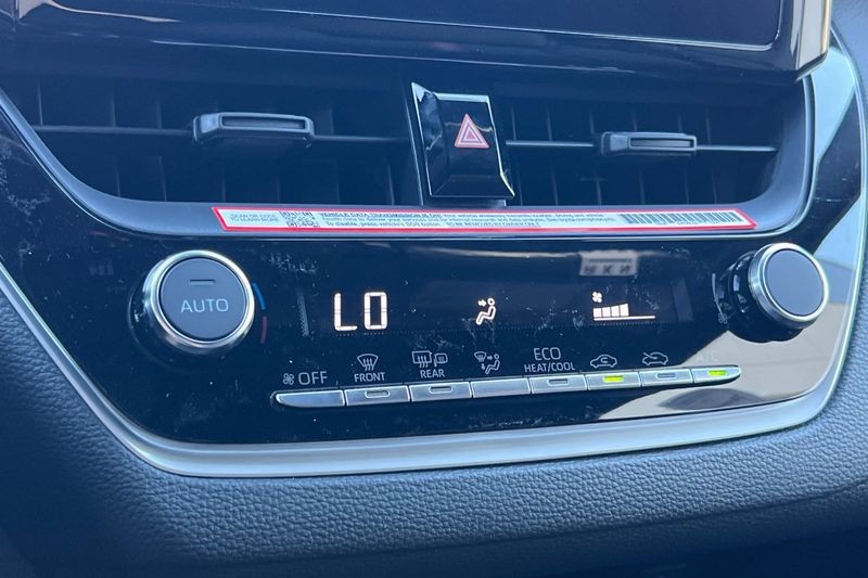 Toyota Corolla Vehicle Full-screen Gallery Image 17