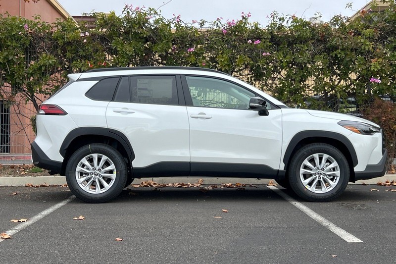 Toyota Corolla Cross Vehicle Full-screen Gallery Image 04