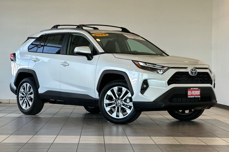 Toyota RAV4 Vehicle Full-screen Gallery Image 02