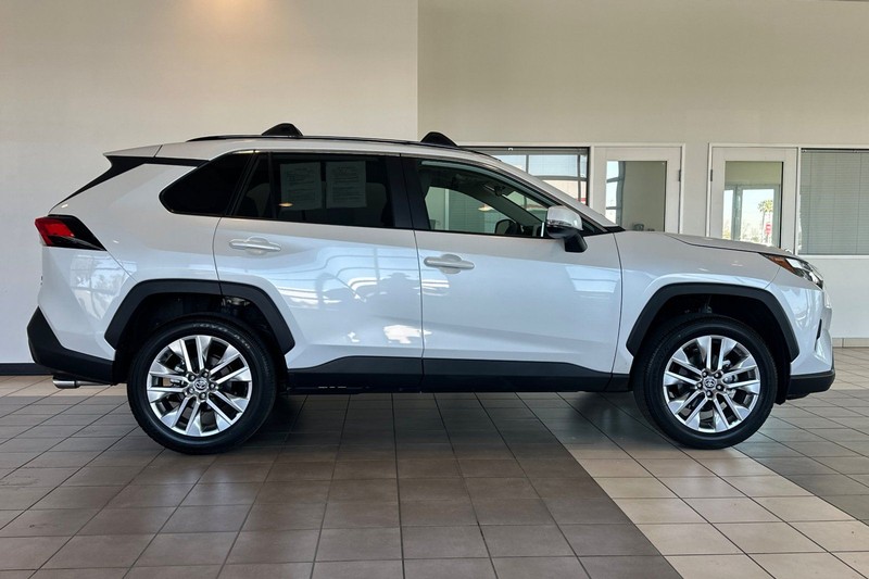 Toyota RAV4 Vehicle Full-screen Gallery Image 03