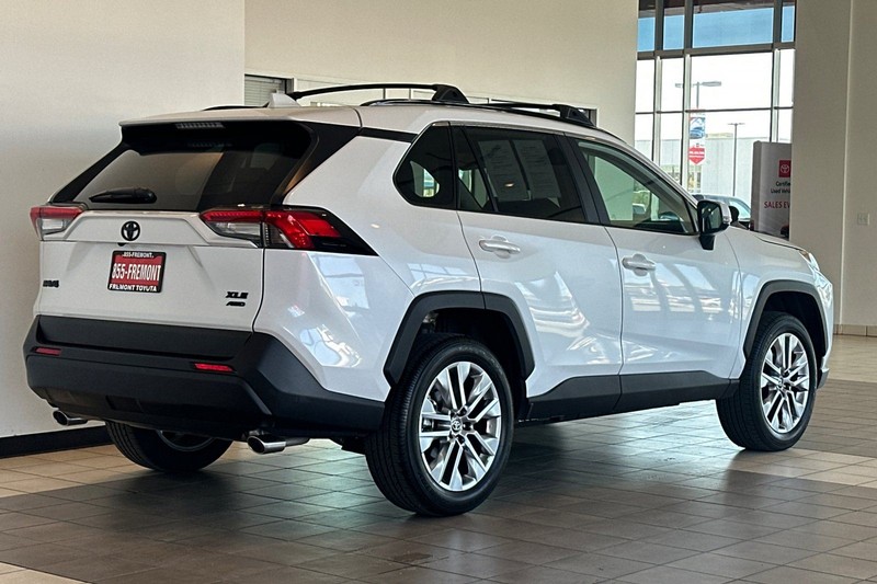 Toyota RAV4 Vehicle Full-screen Gallery Image 04