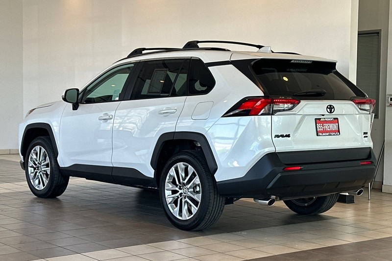 Toyota RAV4 Vehicle Full-screen Gallery Image 06