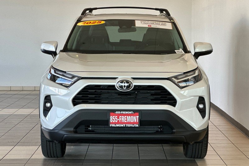 Toyota RAV4 Vehicle Full-screen Gallery Image 09