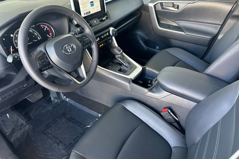 Toyota RAV4 Vehicle Full-screen Gallery Image 10