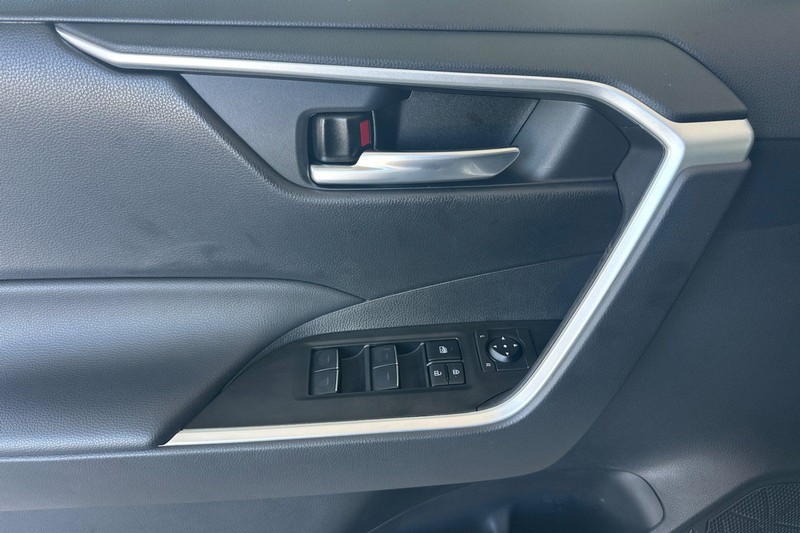 Toyota RAV4 Vehicle Full-screen Gallery Image 11