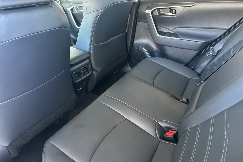 Toyota RAV4 Vehicle Full-screen Gallery Image 12