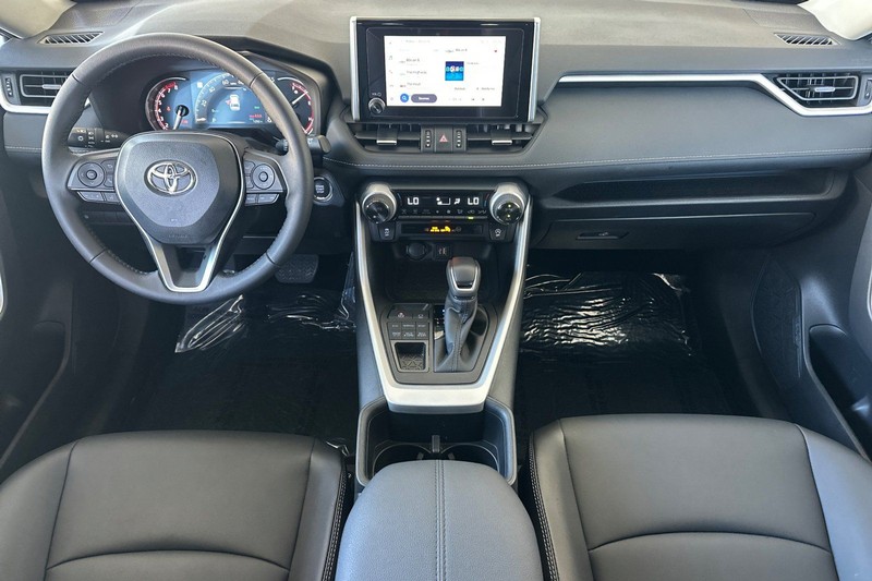 Toyota RAV4 Vehicle Full-screen Gallery Image 13
