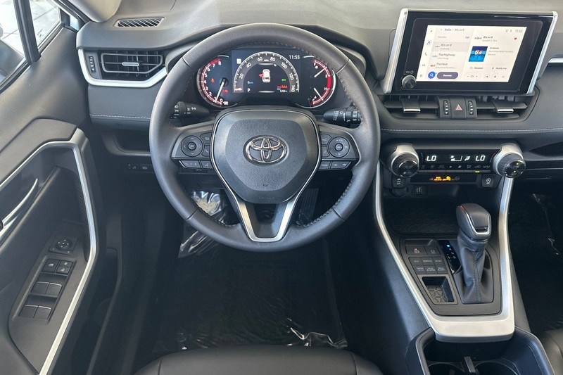 Toyota RAV4 Vehicle Full-screen Gallery Image 14