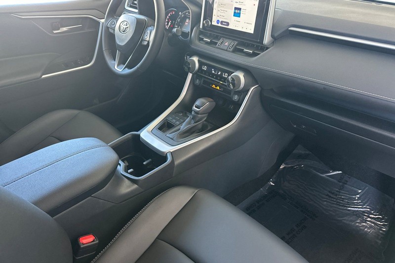 Toyota RAV4 Vehicle Full-screen Gallery Image 16