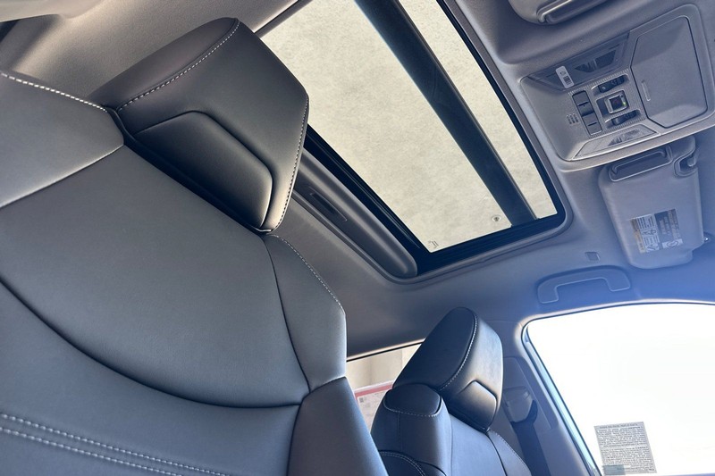 Toyota RAV4 Vehicle Full-screen Gallery Image 17