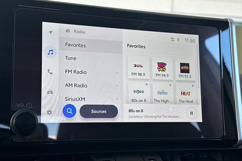 Toyota RAV4 Vehicle Full-screen Gallery Image 18