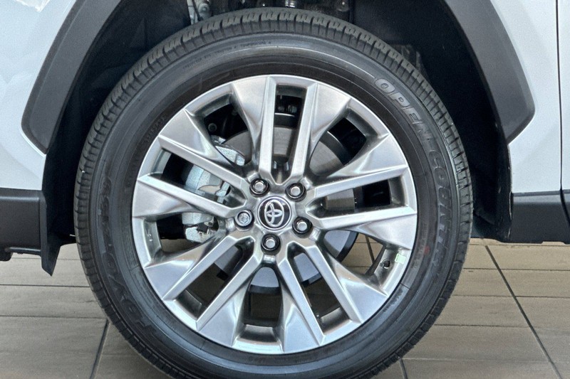 Toyota RAV4 Vehicle Full-screen Gallery Image 27