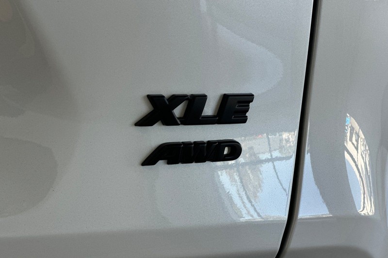 Toyota RAV4 Vehicle Full-screen Gallery Image 28