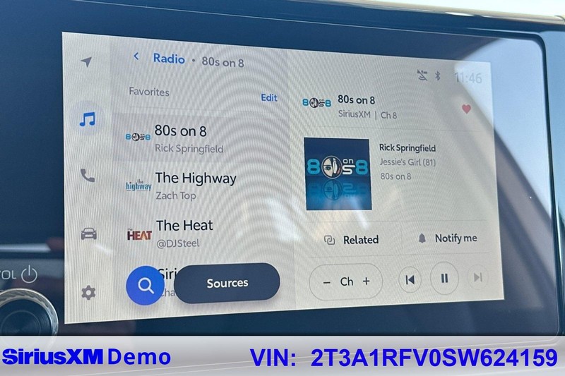 Toyota RAV4 Vehicle Full-screen Gallery Image 29