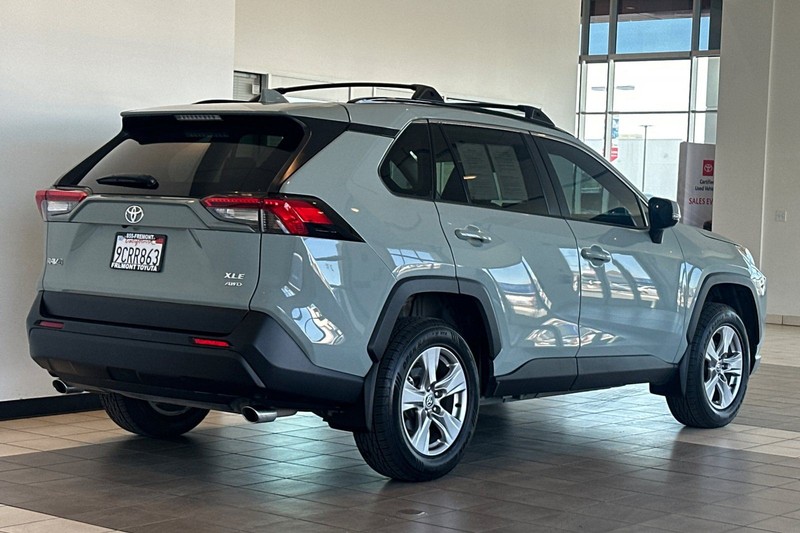 Toyota RAV4 Vehicle Full-screen Gallery Image 04