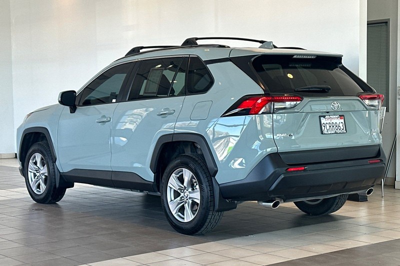 Toyota RAV4 Vehicle Full-screen Gallery Image 06