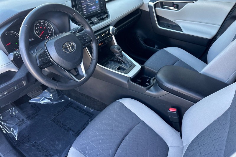 Toyota RAV4 Vehicle Full-screen Gallery Image 10