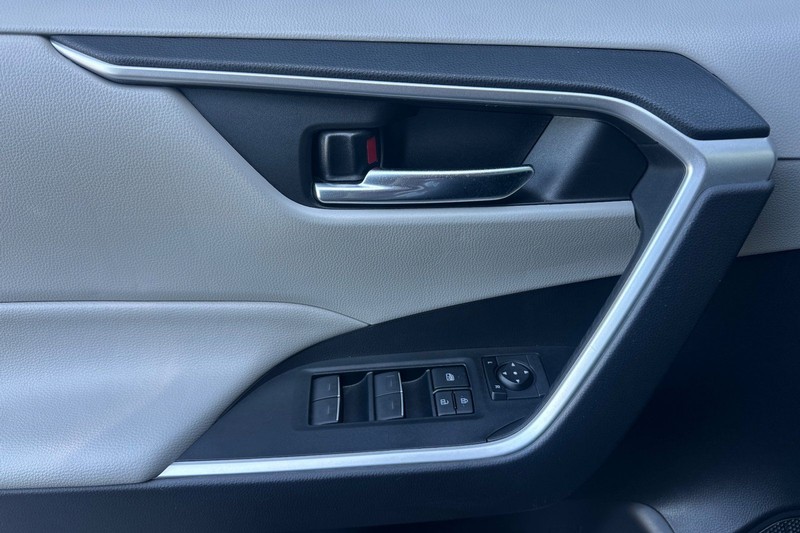 Toyota RAV4 Vehicle Full-screen Gallery Image 11