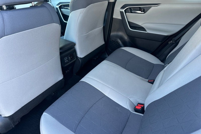 Toyota RAV4 Vehicle Full-screen Gallery Image 12