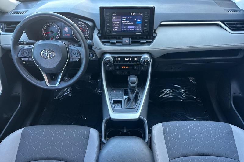 Toyota RAV4 Vehicle Full-screen Gallery Image 13