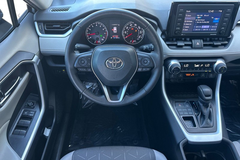 Toyota RAV4 Vehicle Full-screen Gallery Image 14