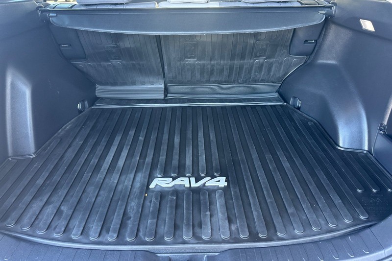 Toyota RAV4 Vehicle Full-screen Gallery Image 15