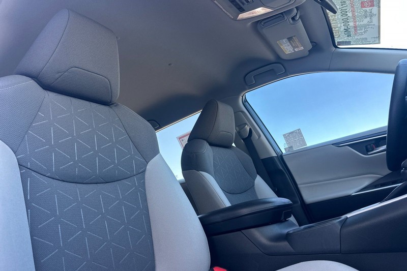 Toyota RAV4 Vehicle Full-screen Gallery Image 17