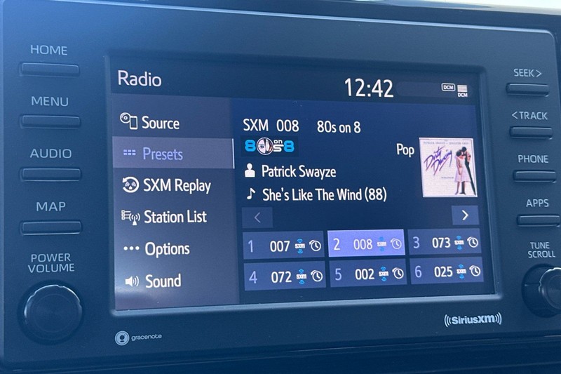 Toyota RAV4 Vehicle Full-screen Gallery Image 18