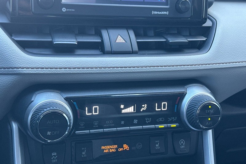 Toyota RAV4 Vehicle Full-screen Gallery Image 20