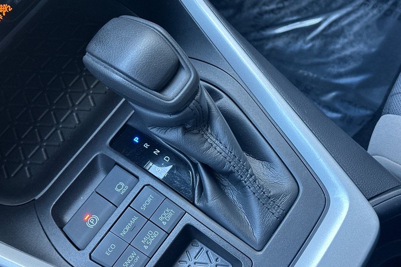 Toyota RAV4 Vehicle Full-screen Gallery Image 21