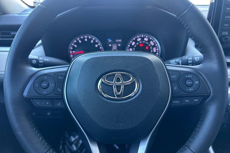 Toyota RAV4 Vehicle Full-screen Gallery Image 23