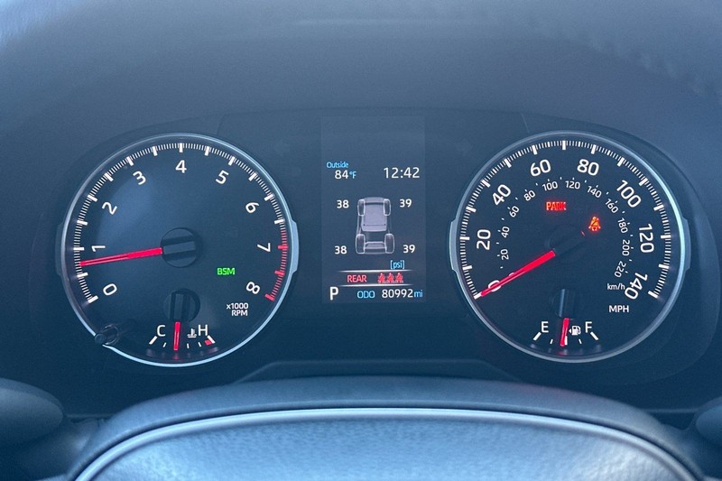 Toyota RAV4 Vehicle Full-screen Gallery Image 24