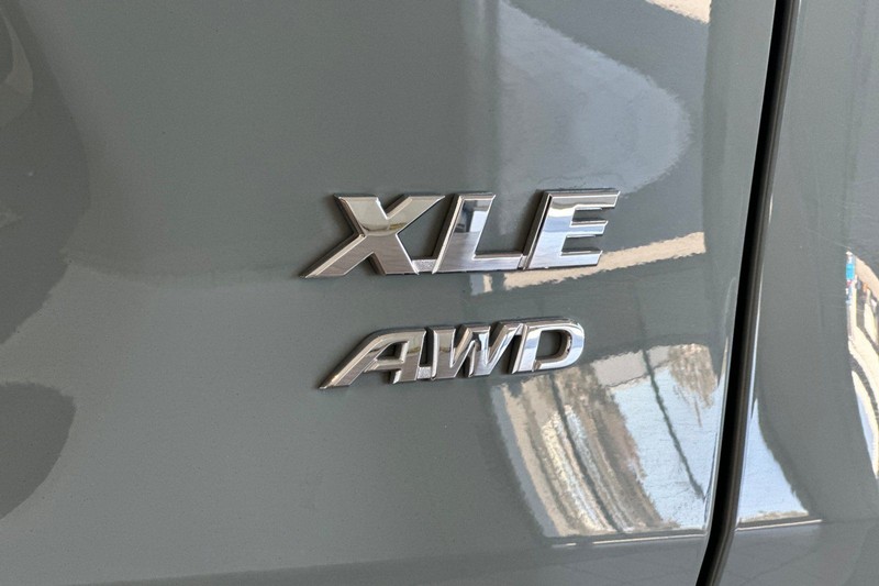 Toyota RAV4 Vehicle Full-screen Gallery Image 27