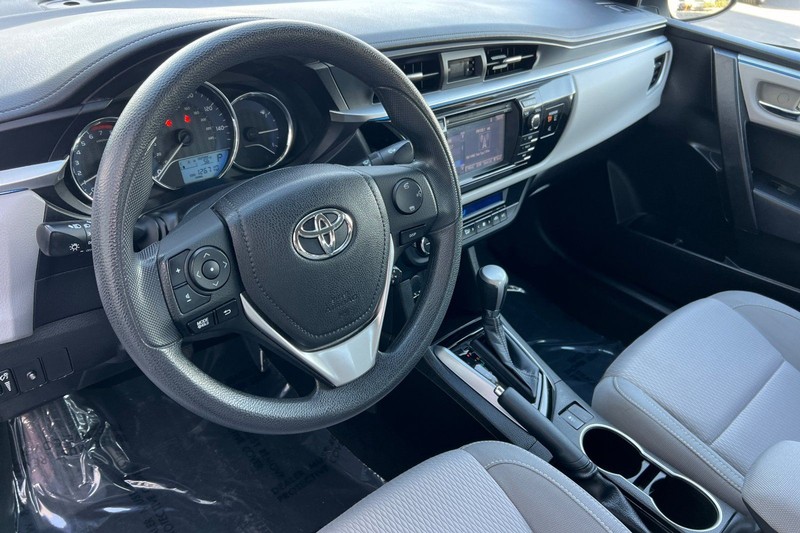 Toyota Corolla Vehicle Full-screen Gallery Image 10