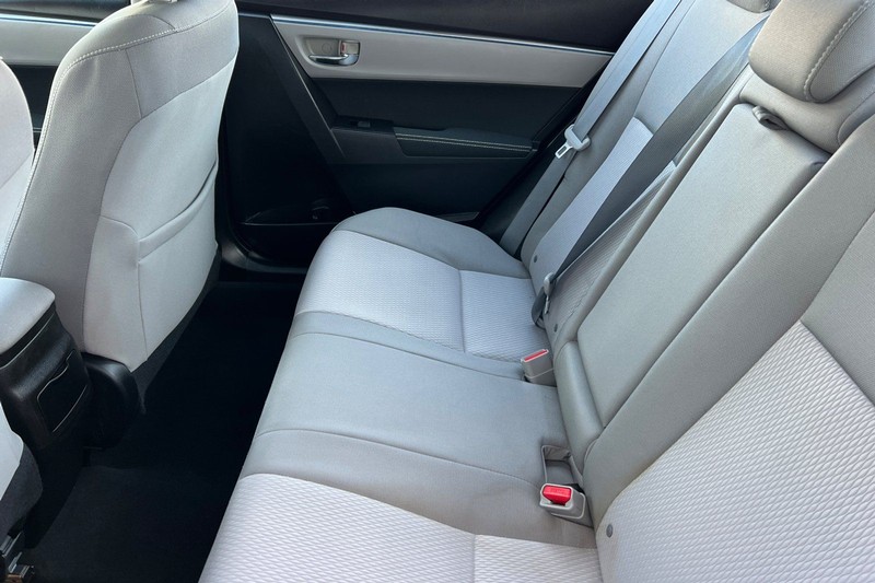 Toyota Corolla Vehicle Full-screen Gallery Image 12