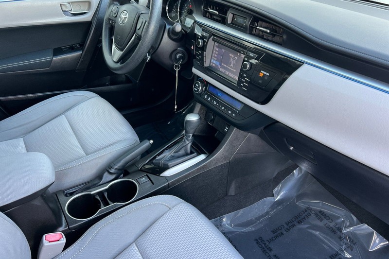 Toyota Corolla Vehicle Full-screen Gallery Image 15